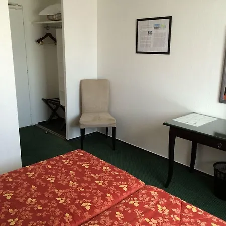 Hotel Hotel Cinepole - Proche Paris 3*